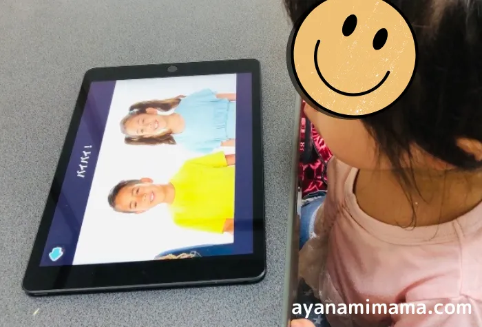 トド英語の動画コンテンツに取り組む2歳児